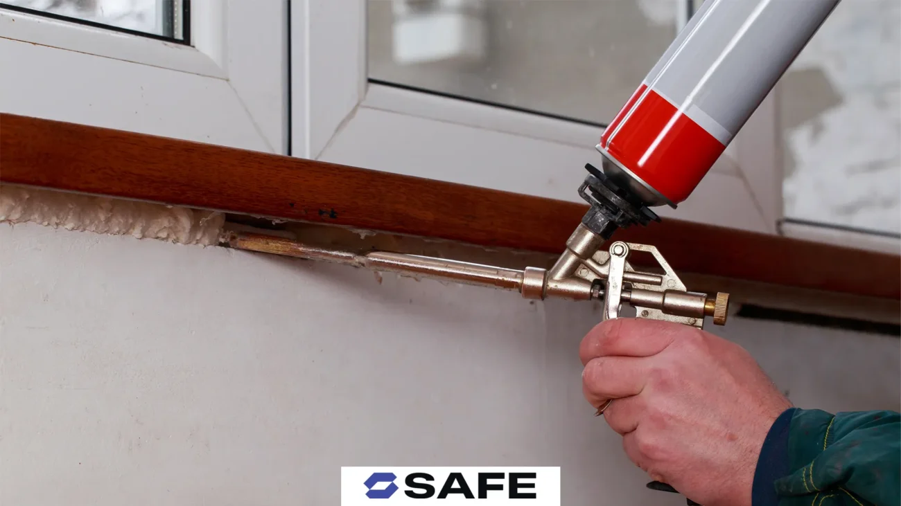 تصویر یک چسب پلی اورتان درحال استفاده